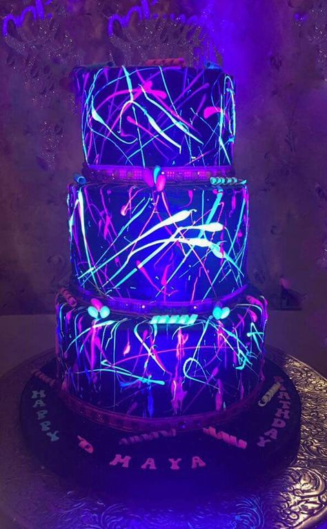 Glow In The Dark Cake, Neon Sweet 16, Neon Birthday Cakes, Dark Cake, Glow Party Decorations, Birthday Cale, Glow Theme Party, 14th Birthday Party Ideas, Sweet Sixteen Cakes