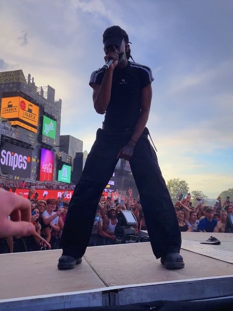 Playboi Carti Opiumcore, Playboi Carti Outfits, Street Fashion Men Streetwear, Standing Poses, Mens Outfit Inspiration, Black Cargo, Streetwear Men Outfits, Men Fashion Casual Outfits, Mens Streetwear