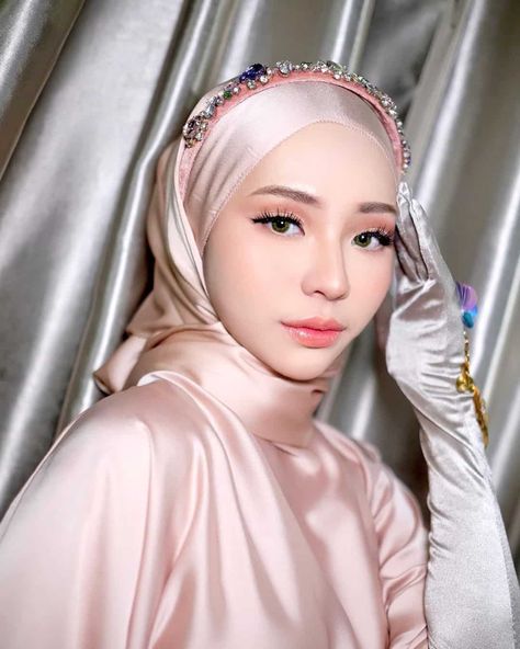 Biodata, Profil, dan Fakta Adira Salahudi , Popularitas artis Korea Selatan di dunia internasional sudah tak bisa diragukan lagi. Hal ini turut mengangkat nama Adira Salahudi yang... , https://www.dailysia.com/adira-salahudi-biodata-profil-fakta/ Hairdo For Graduation, Graduation Hijab, Fresh Makeup Look, Hijab Makeup, Graduation Look, Arabic Makeup, Natural Everyday Makeup, Graduation Makeup