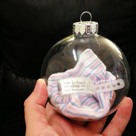 Baby's first Christmas Ornament (great idea to use beanie and hospital bracelet) Baby's 1st Christmas Ornament, Rustic Christmas Ornaments, Clear Ornaments, Baby's First Christmas Ornament, Baby First Christmas Ornament, Christmas Ornaments Homemade, Baby Ornaments, Baby's First Christmas, First Christmas Ornament