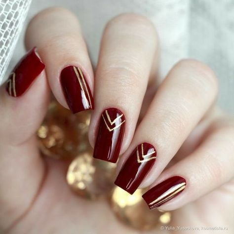 Wine And Gold Nails Acrylic, Wine Gel Nails Design, Maroon Nails For Wedding, Wine Red Nails Designs Gold Glitter, Simple Nails For Wedding Guest, Red And Gold Fall Nails, Wine And Gold Nails Designs, Simple Red Nails Designs, Gold Lines On Nails