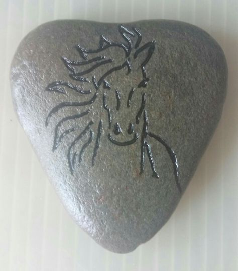 Rock Carving Ideas, Diy Stone Rings, Stone Carving Ideas, Rock Carving, Engraving Pen, Beach Stones Jewelry, Dremel Crafts, Antler Crafts, Dremel Carving