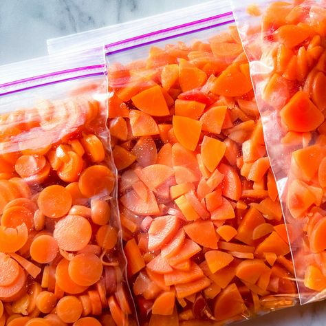 How to Blanch and Freeze Carrots For Long Lasting Results Freezing Carrots, Spiced Vegetables, Diced Carrots, Baby Carrots, Slushies, Canning Recipes, Vegan Paleo, Freezer Meals, Small Batches