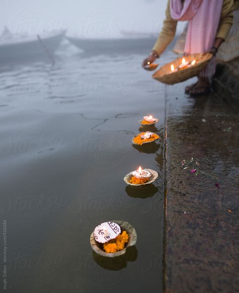 hinduism religious ceremony puja flowers and candle on Ganges water, India Byron Katie Quotes, Ceremony Candles, Hindu Rituals, Byron Katie, Water Aesthetic, A Course In Miracles, Hinduism Art, Religious Ceremony, Vedic Art