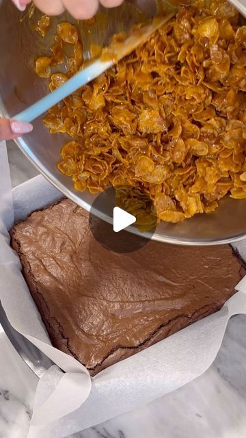 Husnaa Malik on Instagram: "Cornflake Caramel Brownies Brownie Batter 110g Unsalted Butter 110g Dark Chocolate 30g Cocoa Powder 80g Plain Flour 210g Sugar 1/2 Tsp Baking Powder 1/4 Tsp Salt 2 L Eggs Cornflakes - 125g Cornflakes 35g Unsalted Butter Melted Caramel - 225g Sugar 150ml Heavy Cream 1/2 Tsp Vanilla 1/4 Tsp Salt Oven temp for cornflakes - 140 for 10 mins Oven temp for brownies in 9” pan 170 - 15-20mins - I bake mine for 15 mins as I like them fudgey! #cornflakebrownie #brownierecipes" Brownie Cornflake, Caramel Cornflake Brownies, Cornflakes Brownies, Cornflake Brownies, Caramel Cornflakes, Chocolate Cornflake Cakes, Cornflake Recipes, Cornflake Cake, Melted Caramel