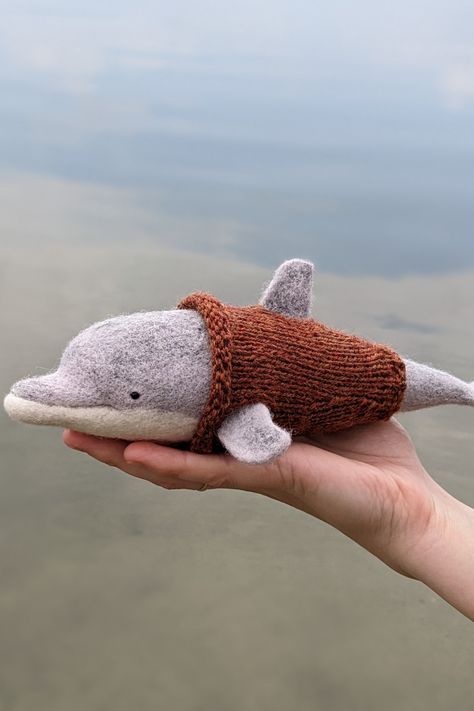 Needle Felted Dolphin, Felt Dolphin, Felt Characters, Wool Felting, Wool Art, Ocean Animals, Cute Toys, Felt Art, Felting Projects