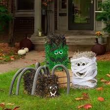 Simple Outdoor Halloween Decor, Hay Bale Decorations, Front Yard Halloween Decorations, Halloween Camping, Diy Straw, Halloween Outside, Halloween Decorations Diy Outdoor, Diy Halloween Decor, Halloween Porch Decorations