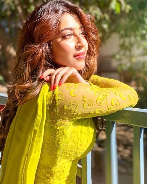 Sonarika Baroda, Sonarika Bhadoria, Curvy Girl Outfits, Indian Beauty Saree, India Beauty, Desi Beauty, Indian Outfits, Saree, Yellow