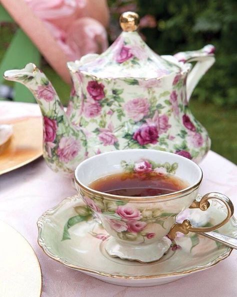 Teapot Collection, Tea Tables, Decoration Shabby, Beautiful China, Tea Party Garden, Love Tea, Rose Decor, Teapots And Cups, Chocolate Tea