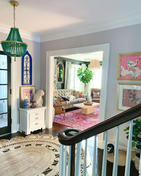 Colorful Coastal Interiors, Bungalow House Decor, Colorful Grandmillenial, Grandmillenial Style Living Rooms, Coastal Eclectic Decor, Eclectic Traditional Living Room, Colorful Coastal Decor, Eclectic Traditional Decor, Coastal Eclectic