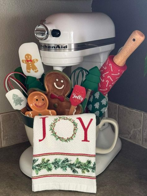 Christmas Kitchen Vignettes, Christmas Counter Decor, Gingerbread Kitchen Christmas, Kitchenaid Decor, Mixer On Counter Decor, Gingerbread Kitchen Decorating Ideas, Mixer Decor, Kitchen Aide, Gingerbread Kitchen