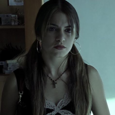 Makeup 2000s, Thirteen Movie Aesthetic, Thirteen 2003, Evie Zamora, Dafne Keen, Thirteen Movie, 2023 Makeup, Fan Casting, White Lace Crop Top