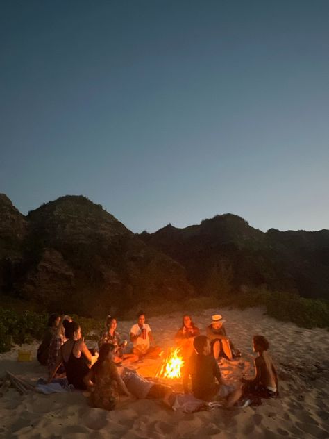 Surf Camp Aesthetic, Friends Camping, Camping Pics, Camping Friends, Beach Fire, Beach At Night, Fall Camping, Surf Camp, Senior Trip