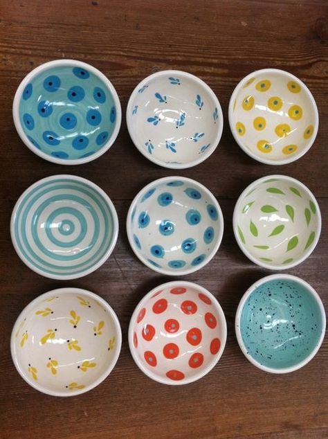 Ceramic Trinket Dish Painting Ideas, Preppy Ceramics, Pottery Painting Inspo Jewelry Dish, Pottery To Make, Ceramic Bowl Ideas Painted, Pottery Bowl Painting Ideas Simple, Easy Ceramic Bowl Painting Ideas, Painting Pottery Ideas Bowls, Painting Ceramics Ideas Simple