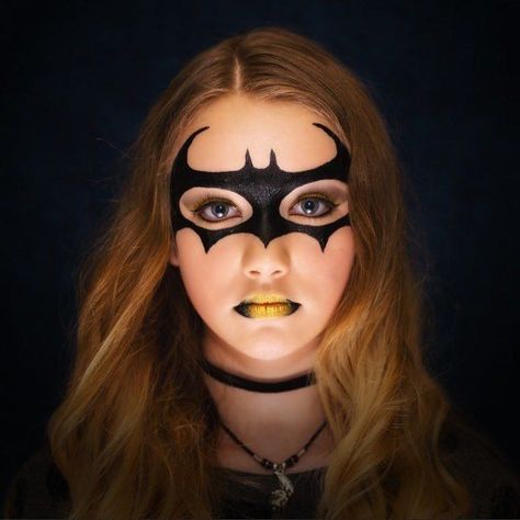 Bat Face Paint, Batgirl Makeup, Batman Face Paint, Batman Makeup, Colorful Makeup Tutorial, Fantasy Make-up, Creepy Halloween Makeup, Halloween Coustumes, Cool Halloween Makeup