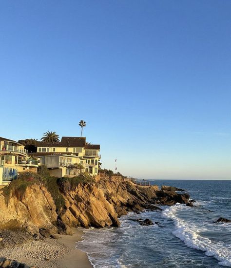 Malibu Dream House, West Coast House, Houses By The Beach, Oc California, Beach House Aesthetic, Los Angeles Aesthetic, California Beach House, Malibu Rising, Malibu Beach House