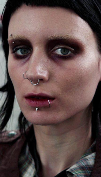 Dragon Tattoo Rooney Mara, Chica Punk, Girl With The Dragon Tattoo, Lisbeth Salander, Tattoo Dragon, Punk Makeup, The Girl With The Dragon Tattoo, Rooney Mara, Clothing Jewelry