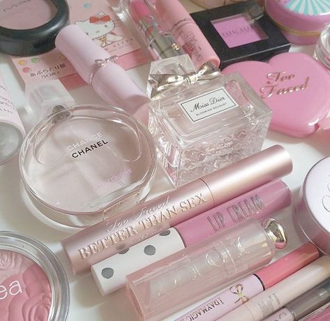 cosmetics aesthetic Makeup Products Aesthetic, Products Aesthetic, Dior Girl, Tout Rose, Beauty Vlogger, Fire Element, Pink Girly Things, Diy Beauty Hacks, Pink Makeup