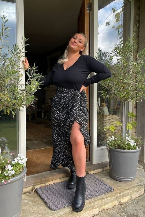 Day Drinking Outfit Plus Size, Springs Outfit 2023, Plus Size Pub Outfit, Floral Skirt Fall Outfit, Wrap Dress Midsize, Curve Spring Outfits, Size14 Fashion Outfits, Outfit Ideas Size 8-10, Midi Size Fashion