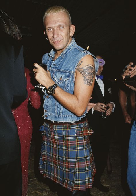 Veste denim coupée, kilt tartan, le look Jean Paul Gaultier fait vibrer les années 1990 - Jean Paul Gaultier, du kilt au corset - Gala Mode Tartan, Jean Paul Gaultier 90s, 90s Outfit Inspiration, 90s Party Outfit, Tartan Fashion, Look Jean, 90s Fashion Grunge, Tartan Skirt, Men In Kilts