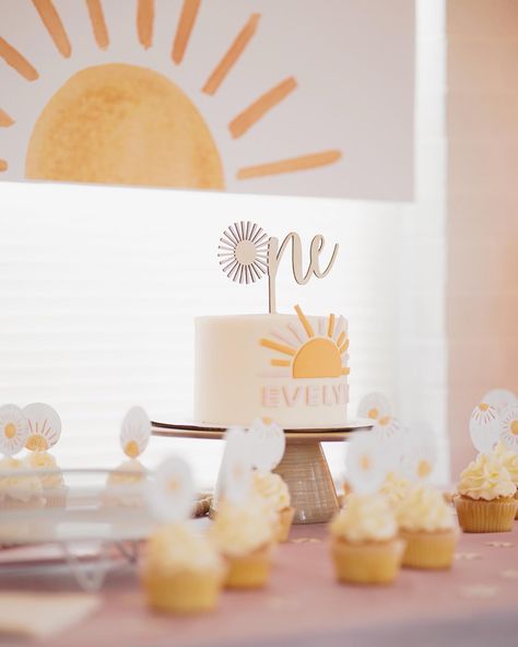 365 Days Of Sunshine Birthday, Sun Cake First Birthday, First Birthday Cake Sunshine, Boho You Are My Sunshine Birthday Party, Sunrise Balloon Arch, Sun 1st Birthday Cake, 1st Year Around The Sun Birthday Cake, Sun First Birthday Theme, Sun Theme 1st Birthday