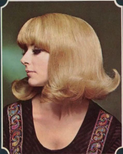 Cute Flip 60s Blowout Hair, Short 70s Hair, Hair With Blonde Streaks, 1970 Hairstyles, Flip Hairstyle, Blowout Hair Tutorial, 1960s Hair, 70s Hair, Blonde Streaks