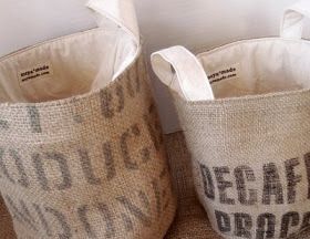 maya*made: burlap bucket Coffee Bag Crafts, Burlap Diy, Coffee Bean Sacks, Burlap Coffee Bags, Coffee Bean Bags, Diy Rangement, Coffee Sacks, Burlap Projects, Burlap Sacks