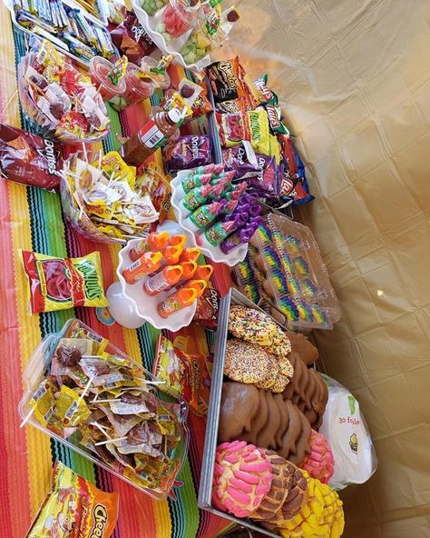 Snack Bar For Quince, Quincenera Candy Tables, Quince Food Table, Quinceanera Snacks, Quince Candy Table, Candy Table Mexican, Mexican Candy Bar Ideas, Quince Candy Table Ideas, Candy Table Ideas For Quinceanera