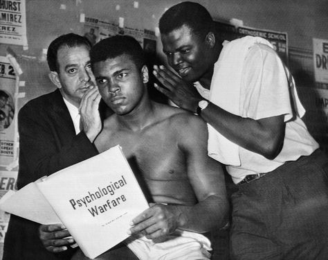 Muhammad Ali and his trainers before his heavyweight championship bout against Sonny Liston on Feb. 6, 1964. Cassius Clay, Mohamed Ali, Heavyweight Boxing, Muhammed Ali, Cuenca Ecuador, Mohammed Ali, Boxing Champions, Sports Art, Muhammad Ali