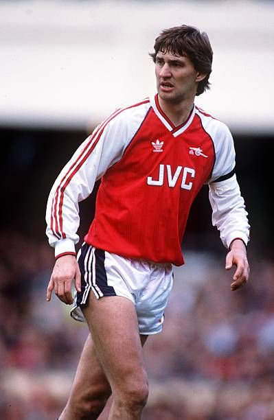 Tony Adams of Arsenal in 1989. Arsenal Legends, Retro Arsenal, Arsenal Wallpaper, Tony Adams, Arsenal Premier League, Arsenal Wallpapers, Arsenal Players, Football Legends, Arsenal Football Club