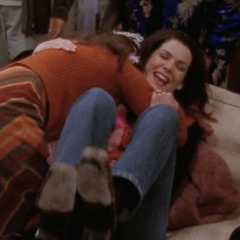 Gilmore Girls Outfits, Kaptan Jack Sparrow, Gilmore Girls Seasons, Team Logan, Alexis Bledel, Lauren Graham, Lorelai Gilmore, Mom Love, I Love Cinema