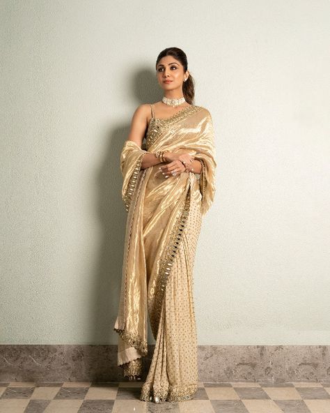 Golden Saree Look, Saree Golden, Farewell Sarees, Stylish Drapes, Golden Saree, Desi Wedding Dresses, Instagram Heart, Shilpa Shetty, Saree Gown