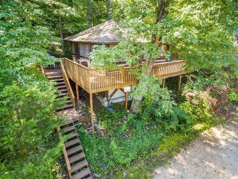 Treehouses in Eureka Springs AR (Best 6) Eureka Springs Restaurants, Tree House Rentals, Craftsman Style Decor, Treehouse Vacations, Resorts Usa, Honeymoon Usa, Treehouse Airbnb, Tree House Resort, Eureka Springs Ar