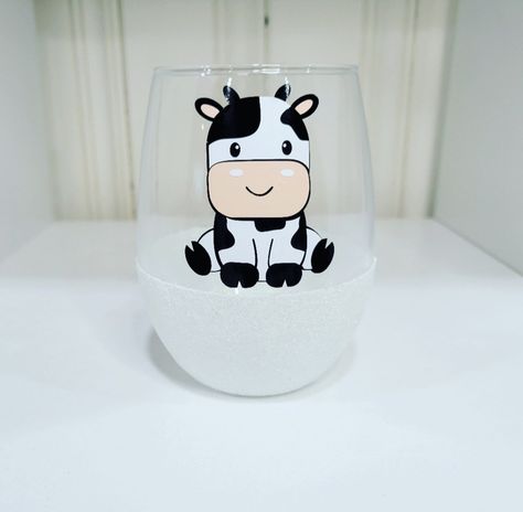 Wine Glass Art, Glitter Wine, Cow Painting, Wine Art, Painted Wine Glasses, Wine Gift, Cute Cows, Wine Tumbler, Wine Tumblers