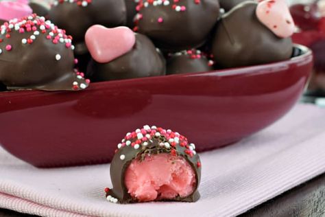 Chocolate Covered Cherry Truffles are the perfect sweet for Valentine's Day. So beautiful! Cherry Truffles, Chocolate Covered Cherry, Shugary Sweets, Truffles Recipe, Candy Truffles, Chocolate Covered Cherries, Cherry Recipes, Truffle Recipe, Valentines Food