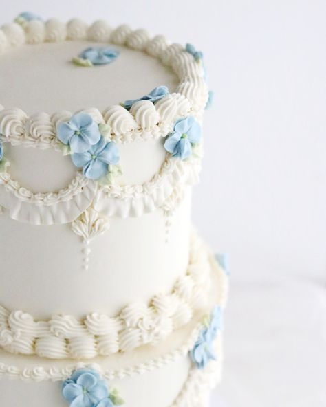 Tiered vintage-style cake with blue hydrangeas for a wedding. Blue Hydrangea Wedding Cake, Two Tier Heart Cake, Blue Floral Wedding Cake, Victorian Cakes, Blue Birthday Cakes, Vintage Birthday Cakes, Floral Wedding Cake, Blue Hydrangeas, Wedding Cakes Blue