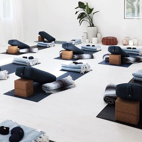 Soulful Saturday at the most beautiful yoga studio. @nataliaesthetic #landgathome Deco Spa, Home Yoga Room, Yoga Meditation Room, Yoga Room Decor, Meditation Studio, Yoga Studio Design, Meditation Corner, Yoga Studio Decor, Wellness Studio