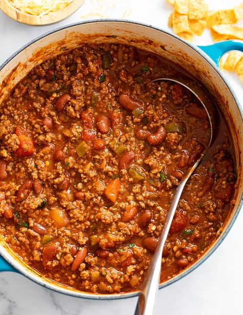 This classic chili recipe is easy to make on the stovetop or in the Crock Pot! This makes a great freezer meal idea and cab be made with beef or ground turkey. 1970 Recipes, Celiac Meals, Baked Chili Cheese Dogs, Spaghetti Dishes, Publix Cakes, Spaghetti Chicken, Pasta Board, Classic Chili Recipe, Eat Cheap