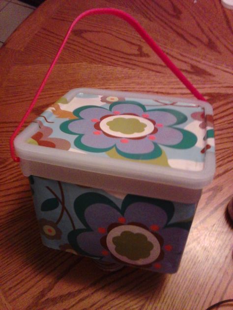 I covered a plastic ice cream tub with Hallmark stick on wrapping paper for my granddaughter to hold her crayons. I didn't like it for wrapping gifts, so I'm using it like Contact Paper. Plastic Drawer Makeover, Reuse Plastic Containers, Drawer Makeover, Ice Cream Tub, Recycled Diy, Bucket Ideas, Book Christmas Gift, For My Granddaughter, Ice Cream Tubs