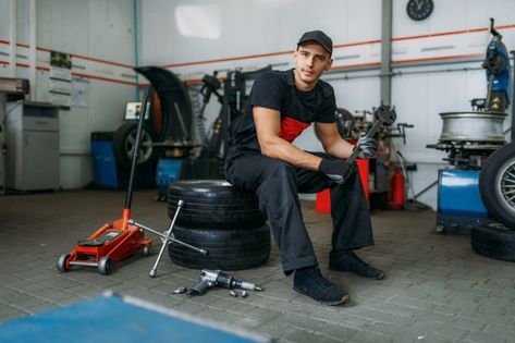 Mechanic Senior Pictures, Mechanic Photoshoot, Mechanic Photography, Mechanics Photography, Mechanics Aesthetic, Future Photography, Car People, Senior Photos Boys, Mechanic Shop