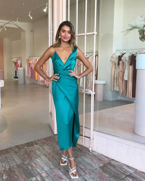 Coco & Lola ™ on Instagram: “Coco and Lola exclusive 🙌🏼 Eden wears our @onefellswoopofficial Status midi dress in Jade | Afterpay and zipPay accepted 👛 TAP TO SHOP |…” Simple Prom Dresses, Evening Mini Dresses, Pink Evening Dress, A Line Evening Dress, Simple Prom Dress, Elegant Midi Dresses, Guest Attire, Chiffon Evening Dresses, Formal Dresses Short