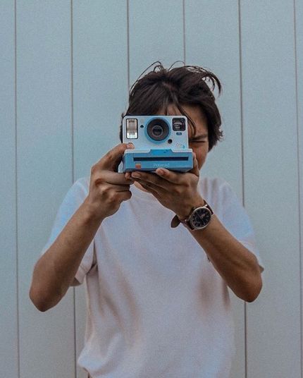 Person Taking Photo With Camera, Individual Poses, Heineken Experience, Camera Polaroid, Polaroid Instax, Polaroid Originals, Camera Pictures, Girls With Cameras, Summer Blues