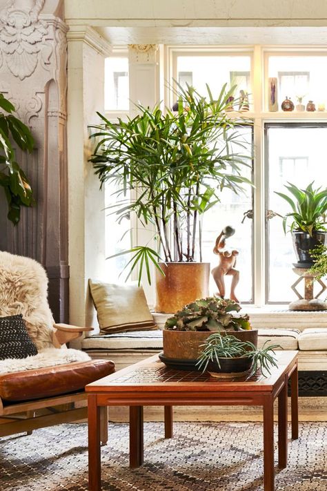 The harshness of the geometric lines and the neutral color scheme are warmed up with soft throws and plenty of greenery. Decoracion Living Room, Ace Hotel New York, Interior Art Deco, Wallpaper Art Deco, Treehouse Hotel, Victorian Living Room, Public Hotel, New York Hotels, Deco Architecture