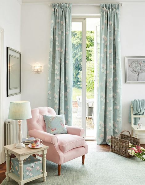 Pink Home Accessories, Pastel Living Room, Sofa Santai, 아파트 인테리어, Style Deco, A Living Room, Classic House, Laura Ashley, 인테리어 디자인