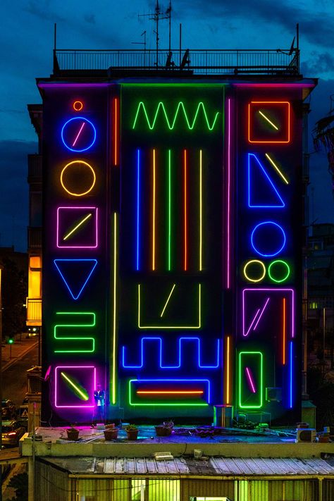 Interactive Neon Murals, INM# es un concepto de nuevo muralismo interactivo que ideó el artista urbano Spidertag después de varios años de investigación y experimentación con el fin de encontrar un nuevo medio de expresión. Pow Wow, Mural, Neon, Thing 1, Magazine, Art