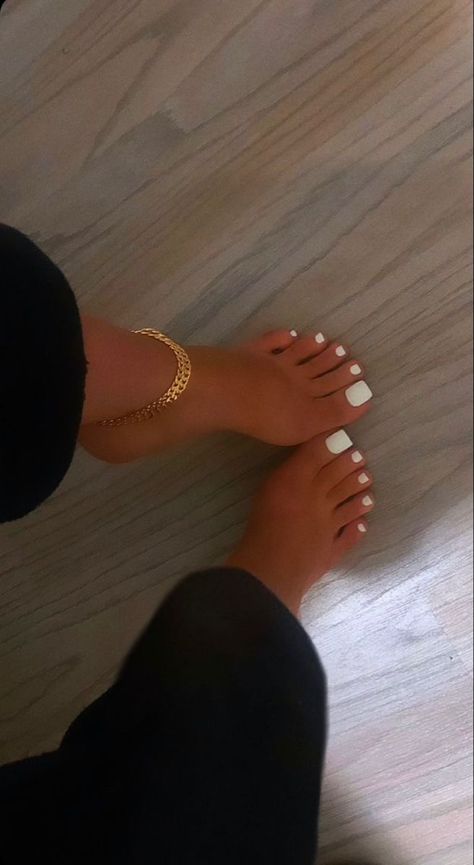 French Tip Toes, White Pedicure, Feet Nail Design, Foot Pedicure, Gel Toe Nails, Acrylic Toes, Acrylic Toe Nails, Pretty Toe Nails, Gel Toes