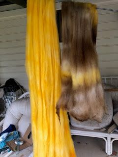 How To Dye Wool Roving, Hand Dyed Roving, French Scarf, Dyeing Yarn, Diy Wool, Fabric Dyeing, Dye Fabric, Wearing Color, Spinning Yarn