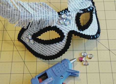 How to make a mask. Recycled Masquerade Mask - Step 8 Feathers Decorations, Diy Masquerade Mask, Mask With Feathers, Masquerade Mask Diy, Cheap Halloween Costumes, Cheap Halloween, Diy Halloween Costume, Mardi Gras Mask, Easy Costumes