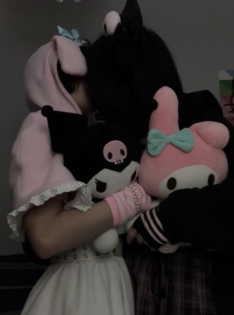 Kuromi And My Melody Girlfriends, Pink And Black Relationship, Softie And Goth Couple, Cute Matching Pfp Halloween, Pastel X Goth Couple, Black X Pink Couple, Emo And Preppy Couple, Emo X Kawaii Couple, Emo And Kawaii Couple