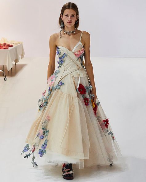 5.8m Followers, 0 Following, 2,393 Posts - See Instagram photos and videos from Alexander McQueen (@alexandermcqueen) Don Mccullin, Mcqueen Couture, Alexander Mcqueen Couture, Mcqueen Dress, Couture Dress, Fashion Seasons, Garden Flowers, Mode Inspiration, Couture Dresses